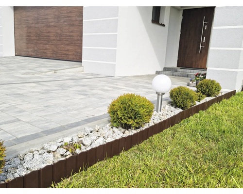 Alee cu gazon, pietre și margine maro pentru gazon.