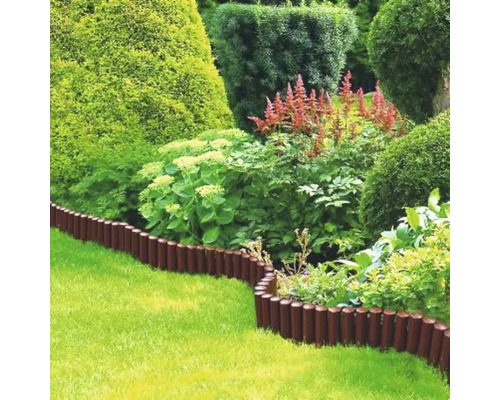 Grădină cu gazon, straturi de flori și bordură de grădină din lemn