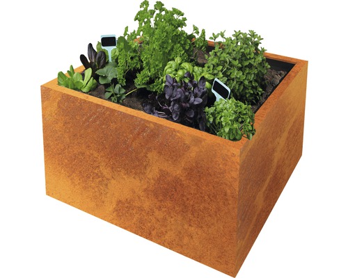 Jardinieră metalică înaltă plantată cu diverse ierburi și plante