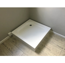 Cădiță de duș pătrată din plastic în baie