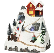 Peisaj decorativ de iarnă cu casă, pistă de săniuș și copaci înzăpeziți