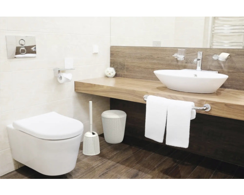 Baie cu toaletă, chiuvetă și accesorii de baie pentru o atmosferă luminoasă și organizată.