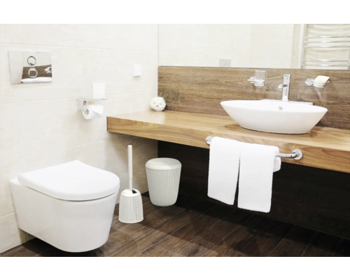 Baie modernă cu toaletă, chiuvetă și accesorii pentru baie