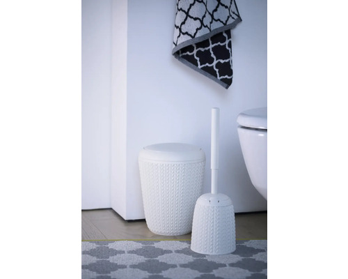 Baie cu perie de toaletă, coș cu pedale și prosop