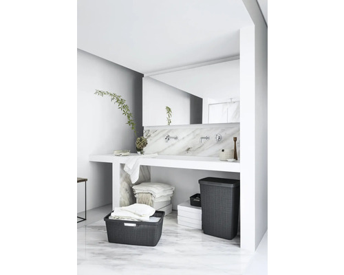 Baie cu lavoar, oglindă și două coșuri de rufe din împletitură de plastic