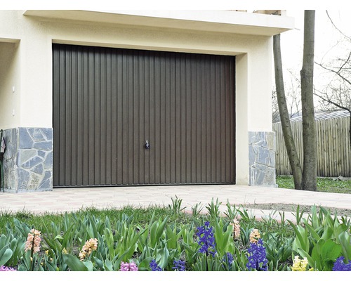 Ușă de garaj închisă cu nervuri verticale