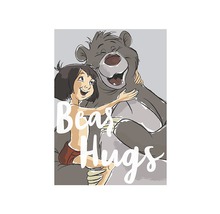 Ilustrație cu Mowgli și Baloo îmbrățișându-se cu textul Îmbrățișări de urs