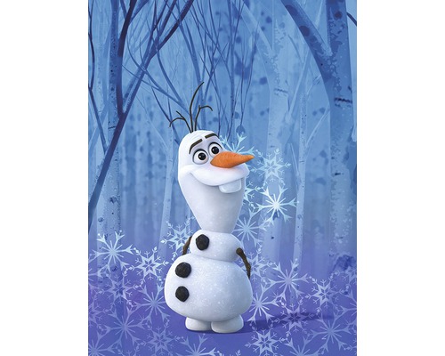 Olaf, figurina de zăpadă din Regatul de gheață pe un fundal cu fulgi de nea și copaci.