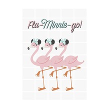 Ilustrație cu trei flamingo cu funde și inscripția Fla-Minnie-Go!
