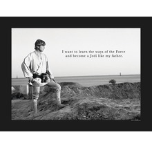 Fotografie alb-negru cu Luke Skywalker cu citatul: Vreau să învăț căile Forței și să devin un Jedi ca tatăl meu.