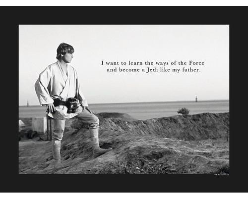Fotografie alb-negru cu Luke Skywalker cu citatul: Vreau să învăț căile Forței și să devin un Jedi ca tatăl meu.