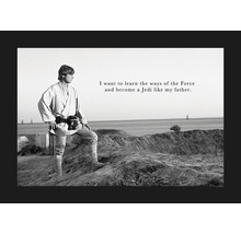 Fotografie alb-negru cu Luke Skywalker cu citatul: Vreau să învăț căile Forței și să devin un Jedi ca tatăl meu.