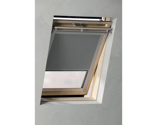 Fereastră de mansardă cu jaluzea opacă