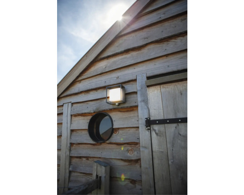 Clădire din lemn cu lumină exterioară și fereastră rotundă