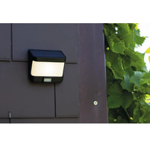 Lampa solară cu senzor de mișcare montată pe un perete