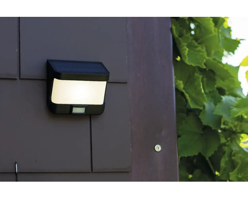 Lampa solară cu senzor de mișcare montată pe un perete