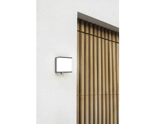 Lumină de exterior cu senzor de mișcare pe peretele casei