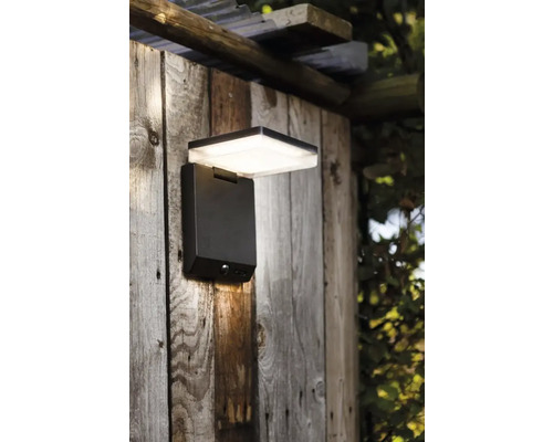 Lumină de perete exterioară pătrată cu senzor de mișcare pe perete de lemn