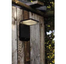 Lumină de perete exterioară cu LED negru montată pe perete de lemn