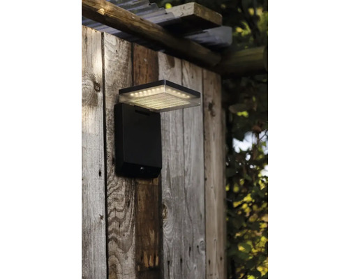 Lumină de perete exterioară cu LED negru montată pe perete de lemn