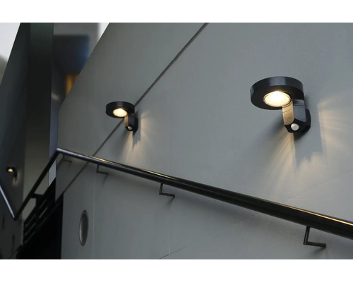 Lămpi de perete cu senzor de mișcare pe o scară