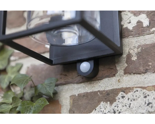 Lumină de perete cu senzor de mișcare pe un zid