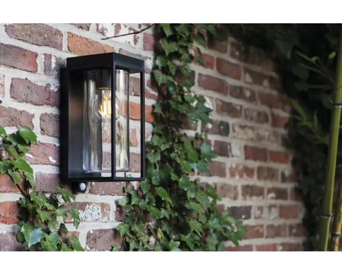 Lumină modernă de perete pentru exterior cu senzor de mișcare pe zid de cărămidă