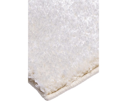 Imagine detaliată cu un covor alb cu fibre lungi