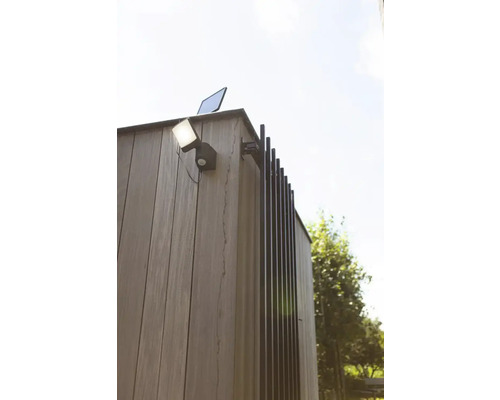 Lampă solară cu senzor de mișcare pe o clădire