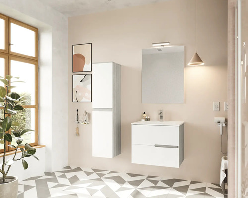 Baie modernă cu dulap sub lavoar, dulap cu oglindă și dulap înalt.