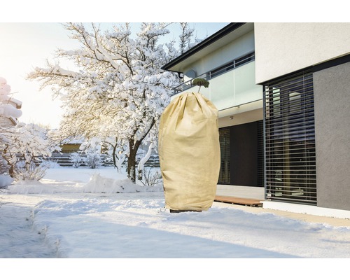 Husă de protecție pentru plante într-o grădină de iarnă pentru a proteja plantele de frig