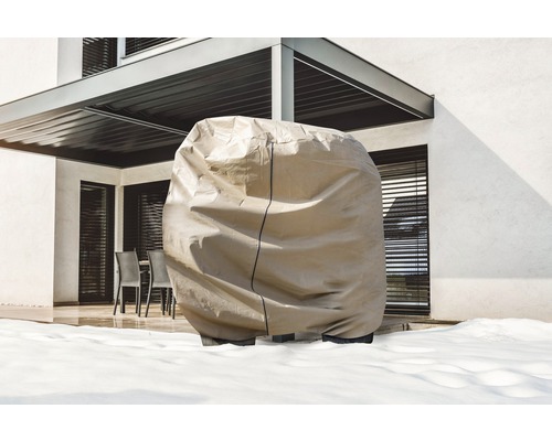 Grătar de grădină acoperit în grădina de iarnă cu zăpadă