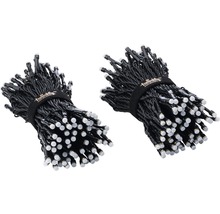 Două șiruri luminoase Twinkly cu cabluri negre și lumini LED albe.