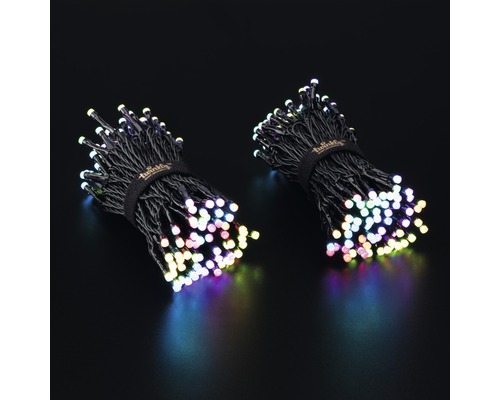 Două mănunchiuri de luminițe decorative cu multe lumini colorate mici