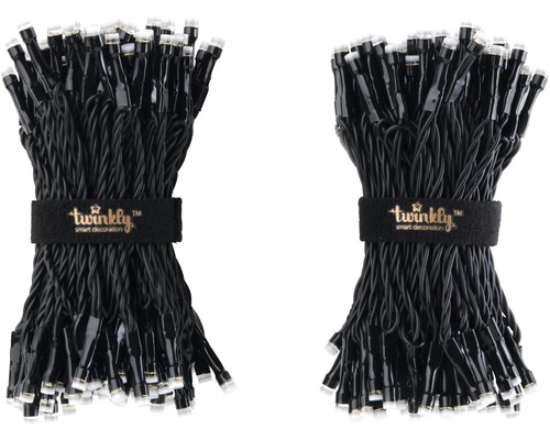 Două șiruri luminoase cu LED cu cablu negru, legate împreună cu o bandă marca Twinkly.