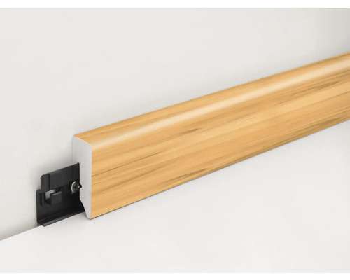 Plintă cu fixare prin clips pe un perete