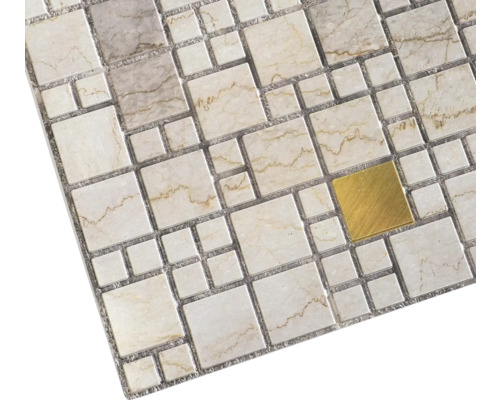 Placă de mozaic cu elemente pătrate cu aspect de piatră și un singur element auriu