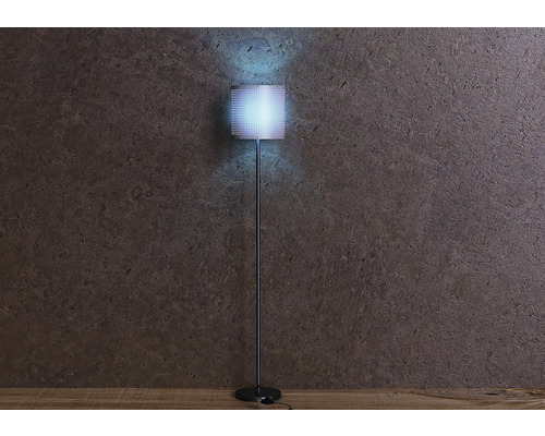 Lampă de podea cu abajur pătrat și suport subțire