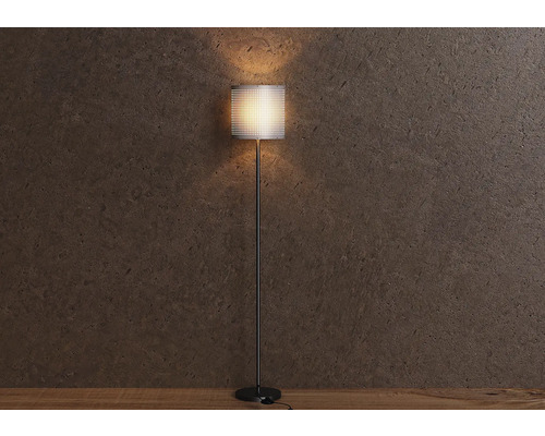 Lampă de podea cu abajur dreptunghiular și suport subțire, drept.