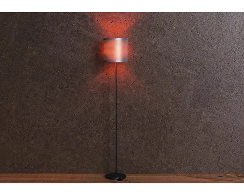 Lampă de podea cu abajur modelat care luminează o cameră