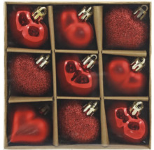 Nouă globuri de Crăciun roșii în formă de inimă într-o cutie de carton