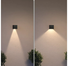 Două lămpi de perete exterioare pătrate cu diferite culori de lumină pe un perete