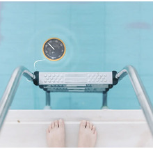 Scenă de piscină cu termometru de piscină, scară și picioare