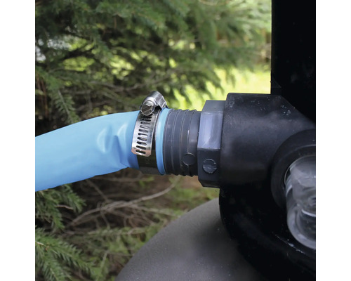 Furtun albastru cu colier de strângere pe un conector negru din plastic