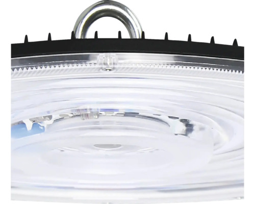 Prim-plan cu lampă LED industrială cu ochet de suspensie