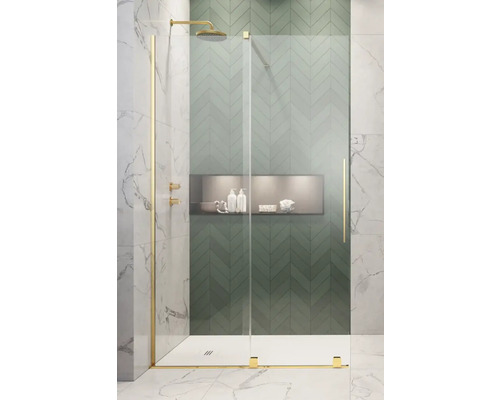 Cabină de duș walk-in cu accesorii și armături aurii în fața unui perete cu model herringbone și o nișă