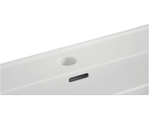 Vizualizare detaliată a unei chiuvete cu orificiu pentru robinet și preaplin