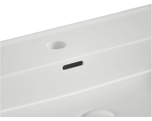 Detaliu chiuvetă cu preaplin și orificiu pentru robinet