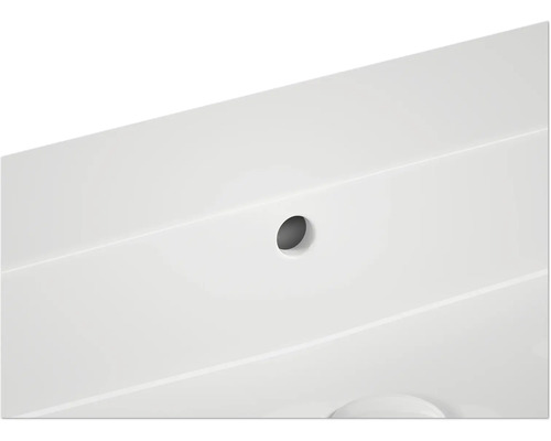 Prim-plan cu o chiuvetă cu orificiu pentru robinet.