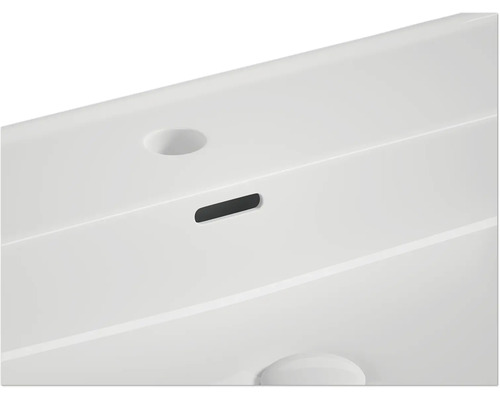 Imagine detaliată a unei chiuvete cu preaplin și orificiu pentru robinet